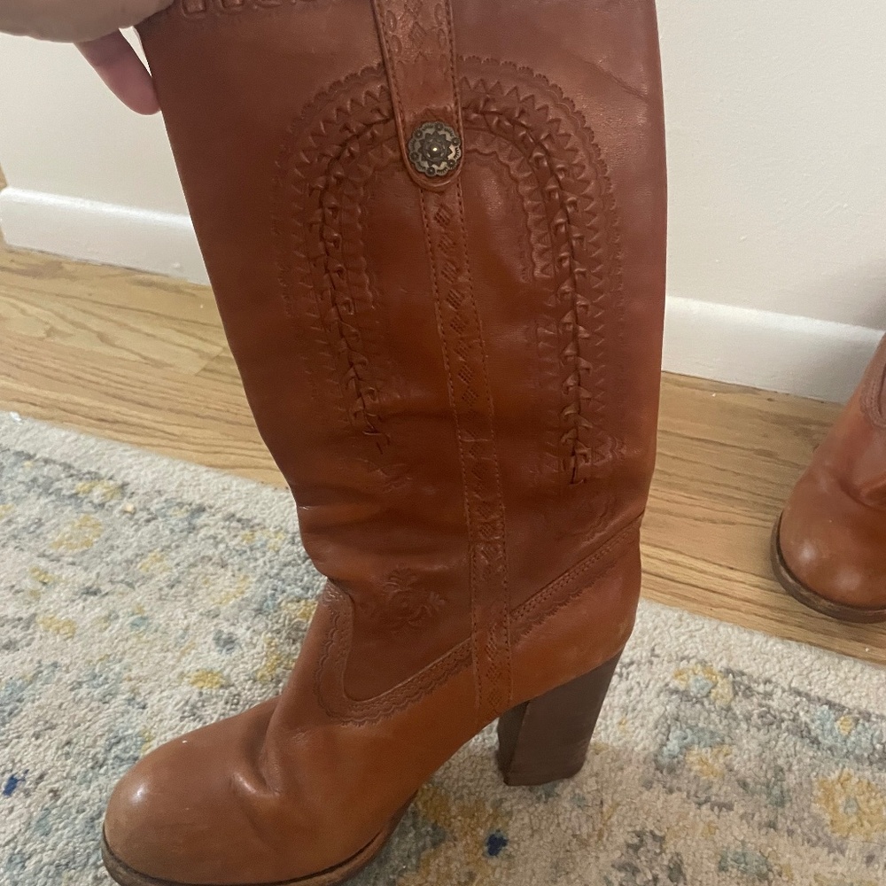 Authentic leather detailed cowboy boots size 9